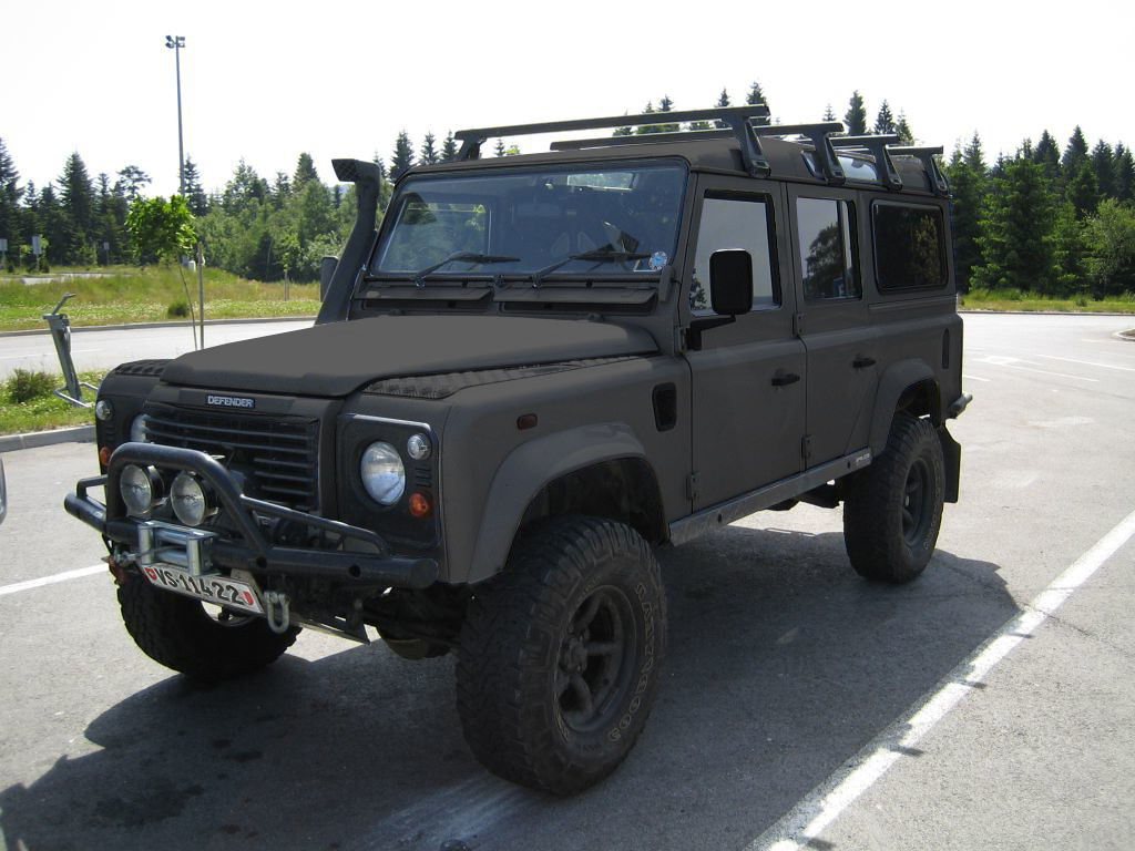 OTENTIK-JEEP Un véhicule tout terrain noir sur un parking